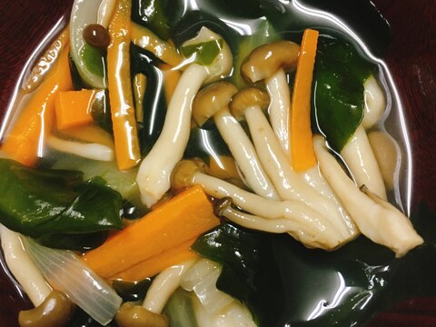 ダシダで簡単！きのことわかめの野菜スープ